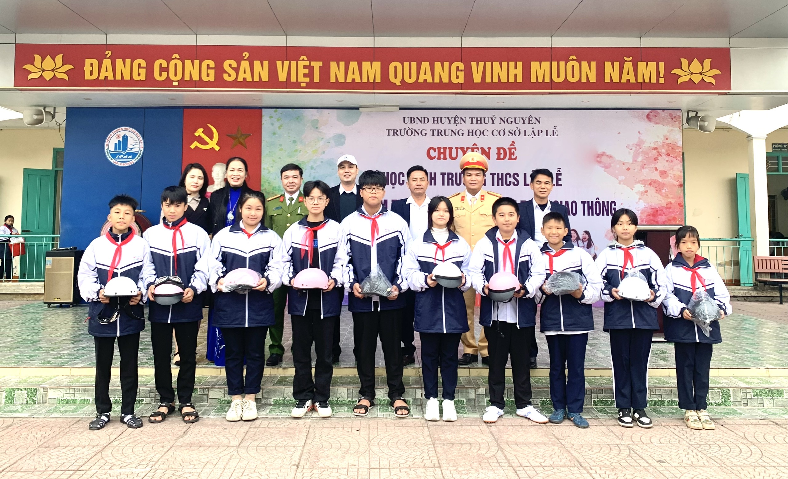 Tuyên truyền an toàn giao thông cho học sinh trường THCS Lập Lễ (Thủy Nguyên)